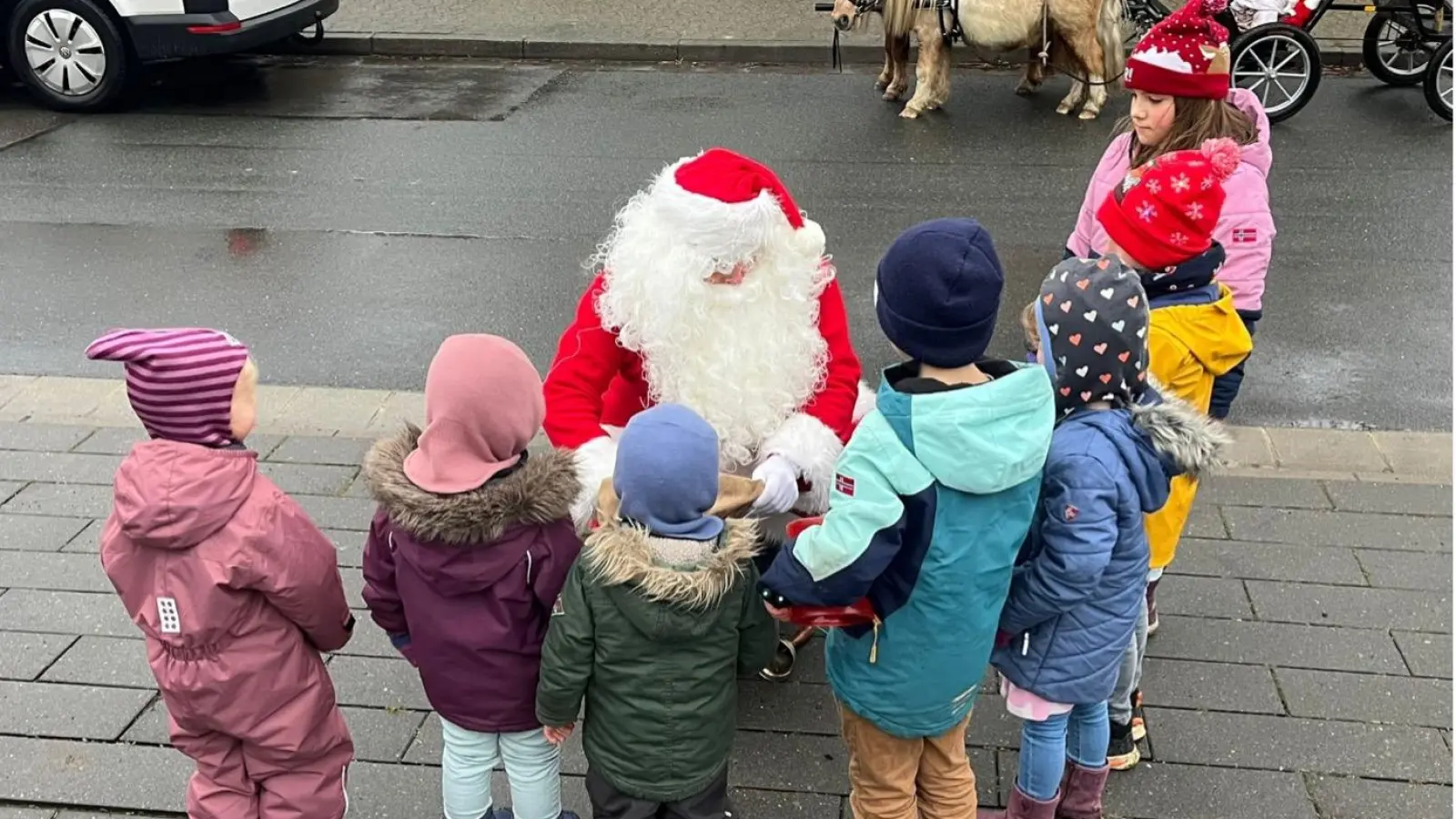 Verteilt die Geschenke an Kinder: Der Weihnachtsmann. (Foto: privat)