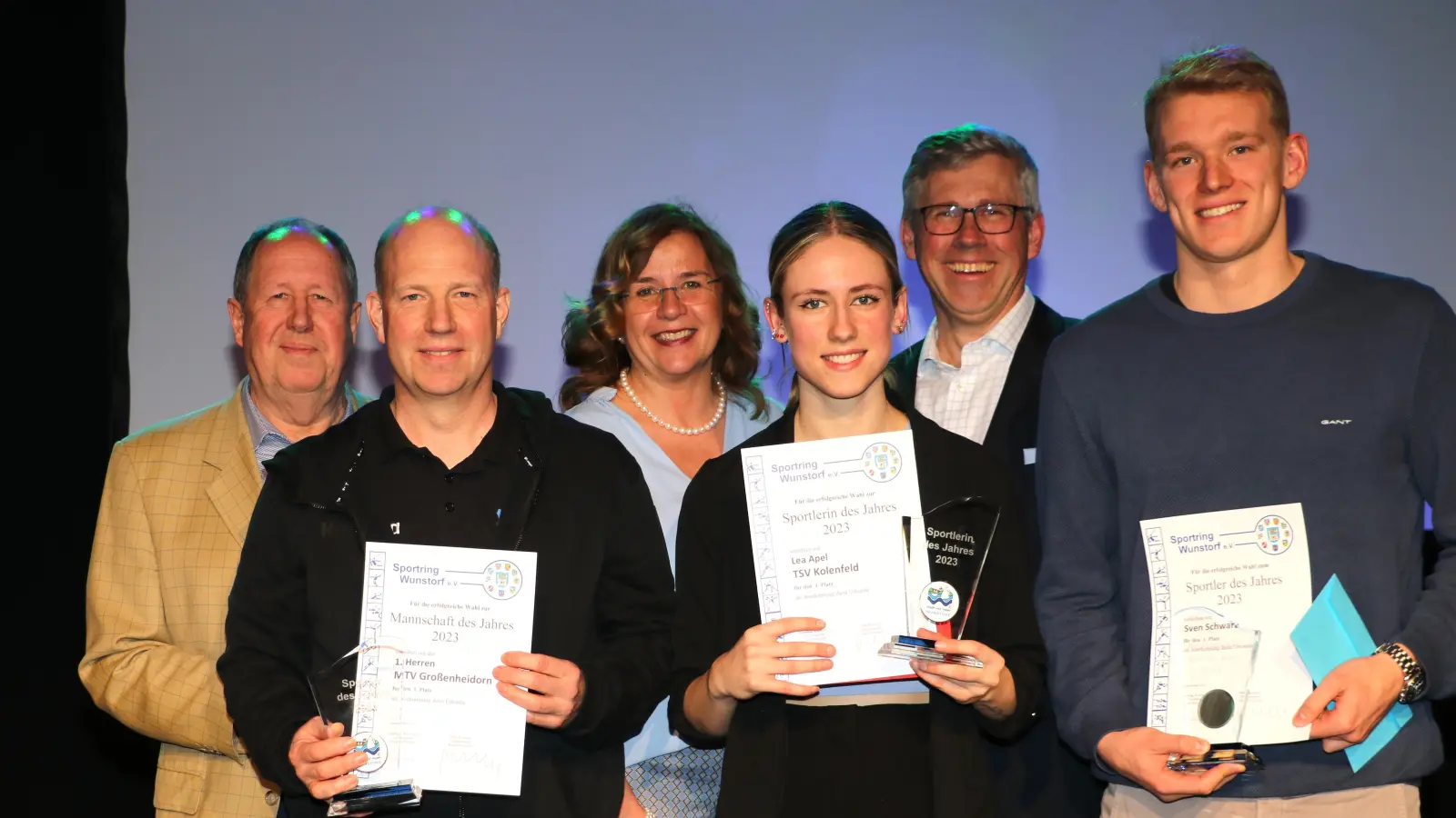 Die Sportler des Jahres vorn v.l. Mathias Haase, Lea Apel und Sven Schwarz, hinten v.l. Ulrich Springhorn, Wiebke Nickel und Carsten Piellusch (Foto: gi)