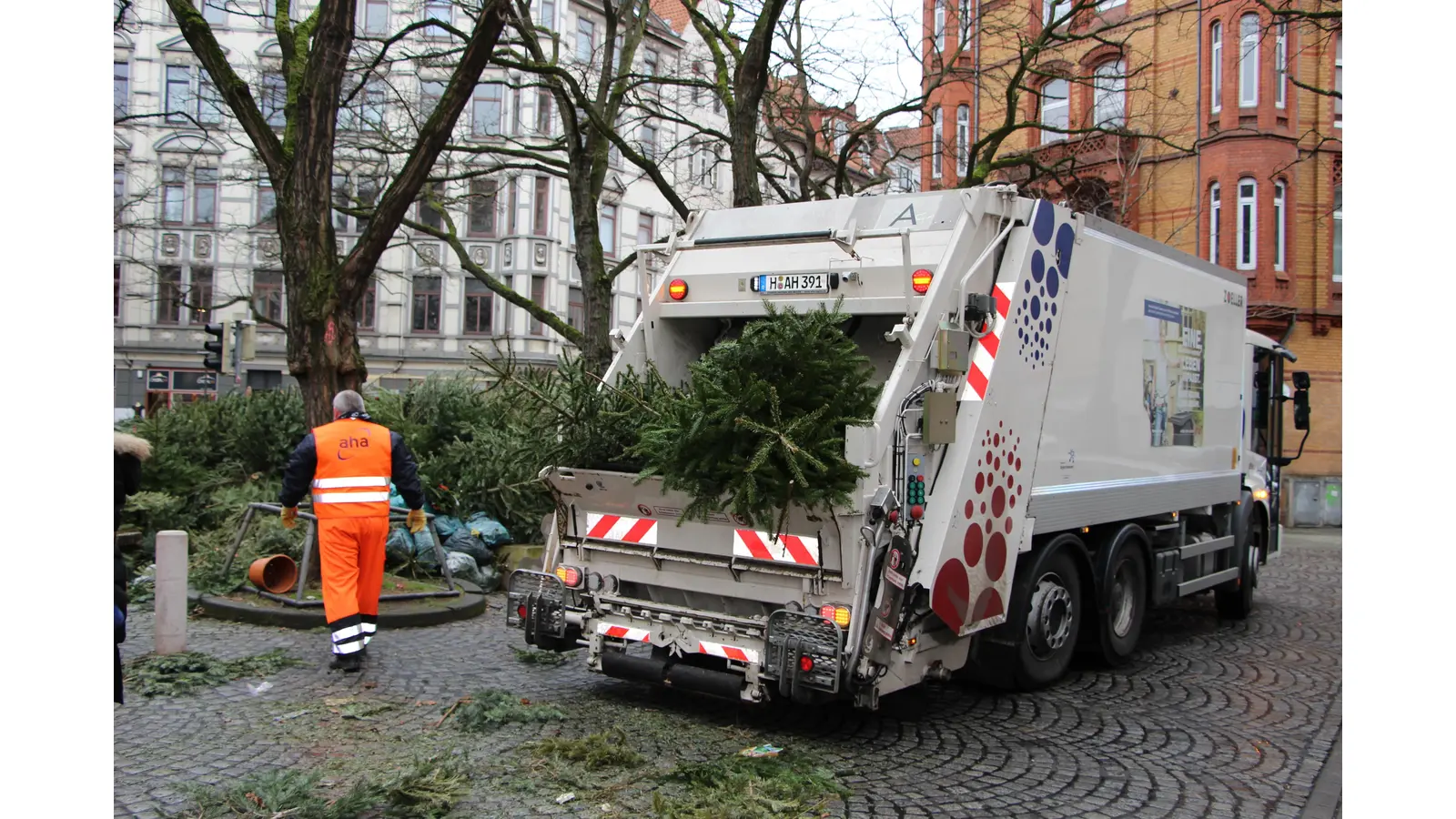 Sorgen für den Abtransport: Die Mitarbeiter von aha.  (Foto: privat)