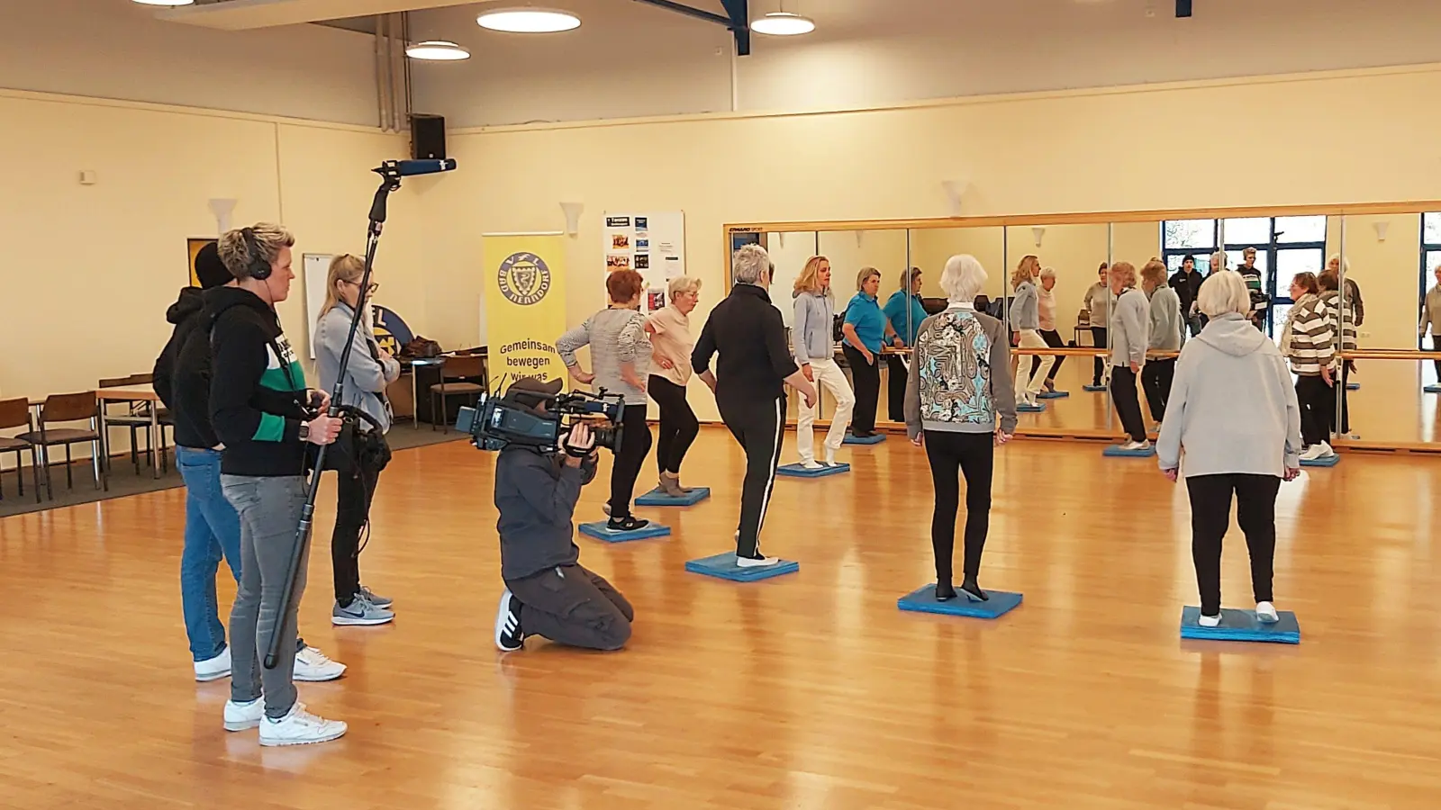 Das NDR-Team (li.) bei den Aufnahmen während des Trainings der Ultra-Oldies im VfL. (Foto: gk)