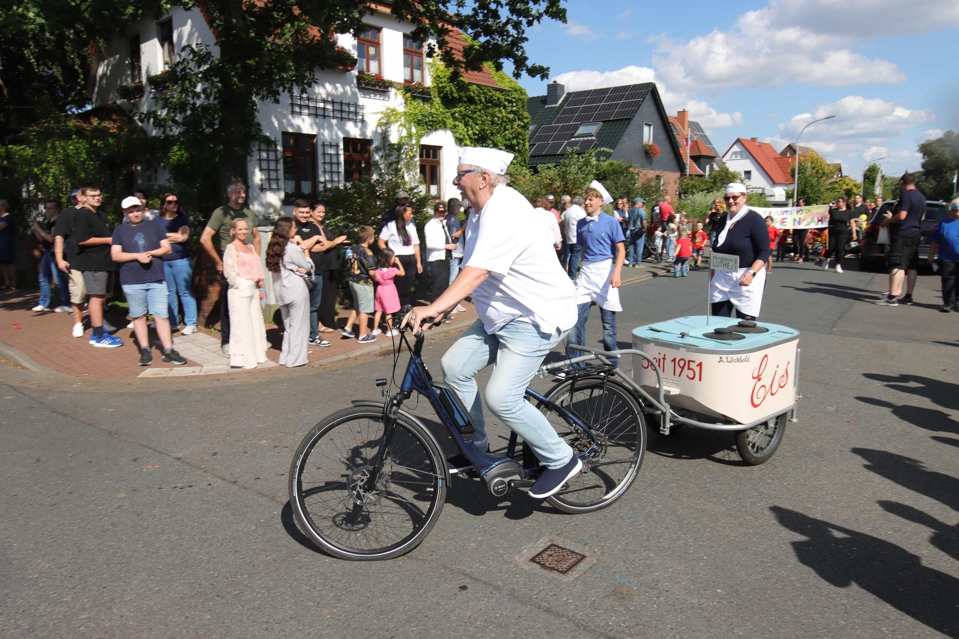 Mit dem Eiswagen unterwegs: Burghardt Seibt.  (Foto: tau)