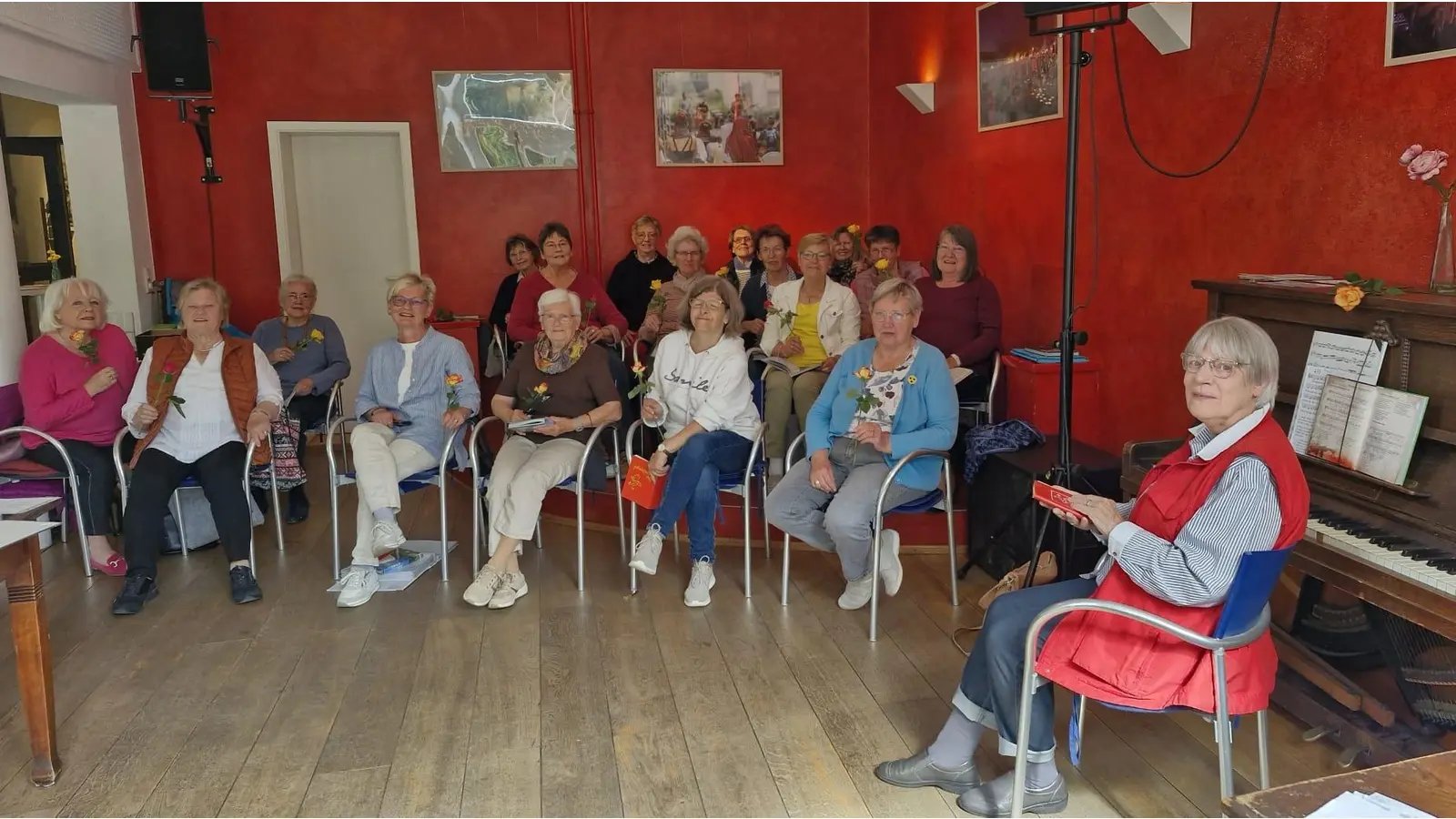 Chorleiterin Helga Wiegmann und der MGH-Chor haben seit 2008 Freude am gemeinsamen Singen. (Foto: privat)