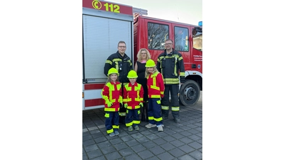 Kinderfeuerwehrwart Tim Hartmann, Kundenberaterin Tanja Rösler, Ortsbrandmeister Daniel Timpe mit den Kinderfeuerwehrmitgliedern Aurelia Hartmann, Finley Lio Hartmann und Ellisa Timpe. (Foto: privat)