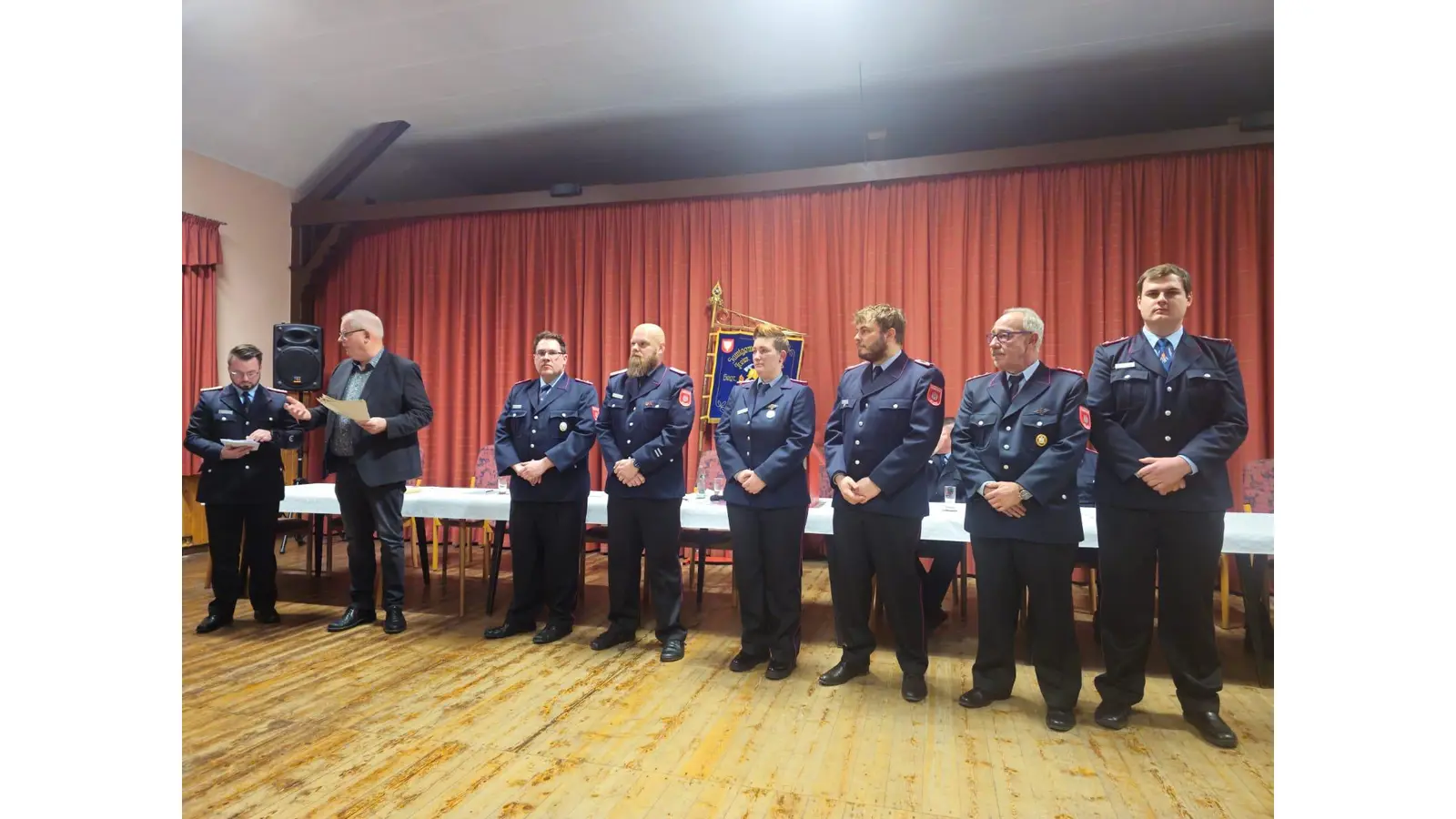Samtgemeindebürgermeister Hartmut Krause übergab Ehrenamtskarten an sechs Kameraden. (Foto: privat)