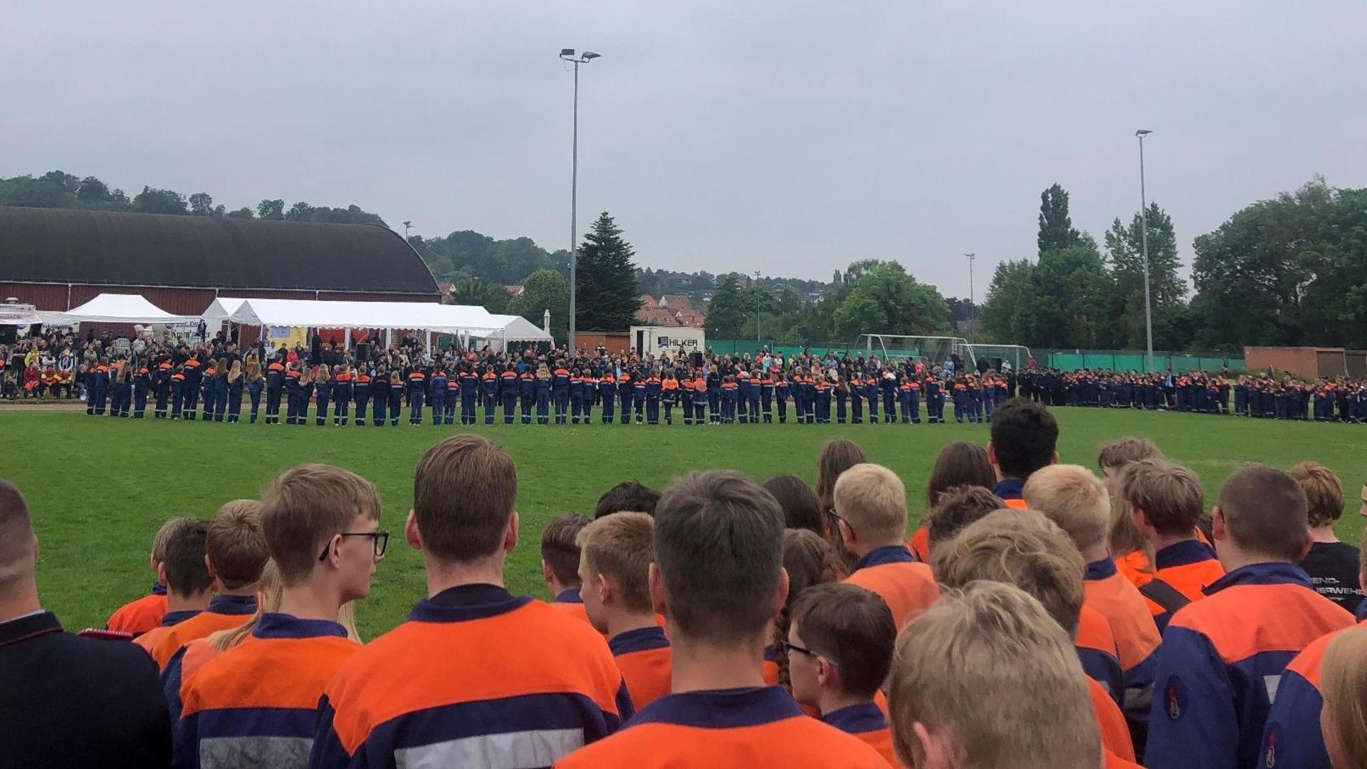 Die Kinder und Jugendlichen warten auf die Platzierungen und wer sich dadurch qualifiziert hat für den Landesentscheid. (Foto: ds)