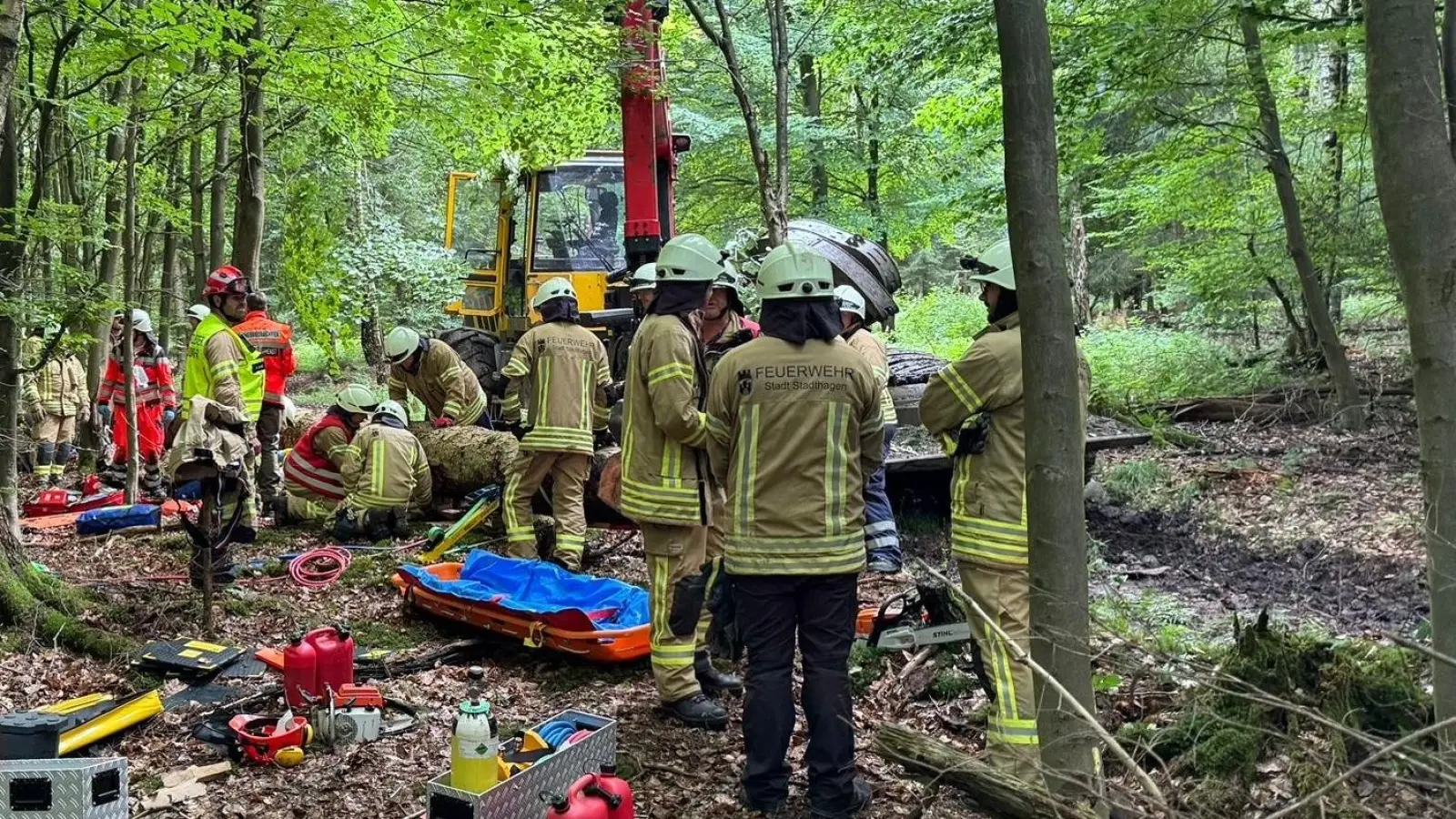 Einsatzleiter David Busche zeigte sich sehr zufrieden mit der Übung. (Foto: Stadtfeuerwehr Stadthagen)