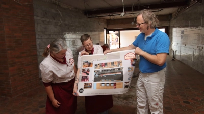 Schauen sich die Pläne des Ladenbauers an (v.li.): Heidi Piro, Petra Urbeteit und Frank Ludowig.  (Foto: tau)