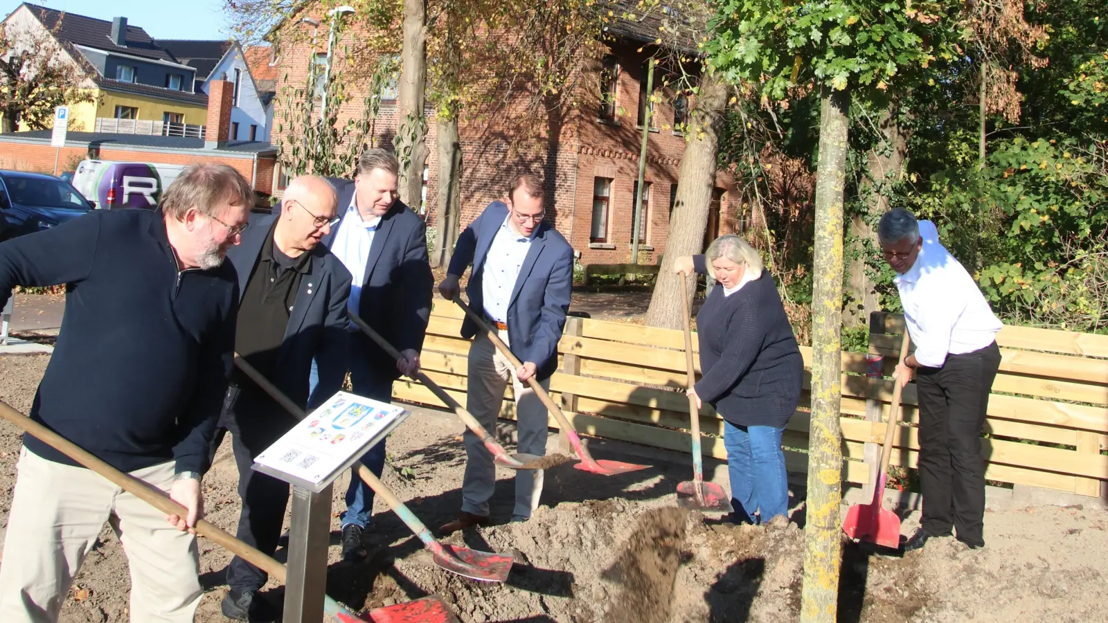 Bei der Pflanzaktion (v.li.): Rolf Hoch, Thomas Silbermann, Frank Zülich, Martin Ehlerding, Christiane Schweer und Carsten Piellusch. (Foto: gi)