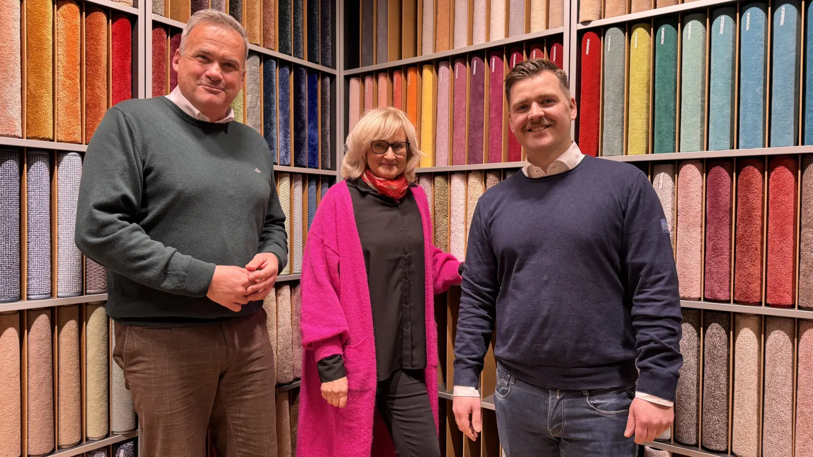 Mike Schmidt, Annette Stang, Geschäftsführerin der LaGa gGmbH, und Geschäftsführer Maximilian Donabauer, Teppichscheune Bad Nenndorf. (Foto: LaGa)