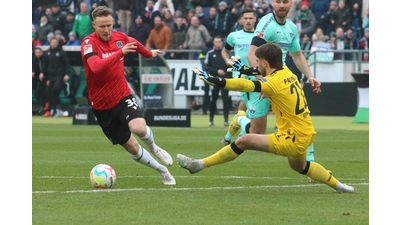 96 erwischt einen Traumstart gegen Paderborn, Cedric Teuchert dribbelt hier zum 2:0. Das Team gibt das Spiel jedoch noch aus der Hand.