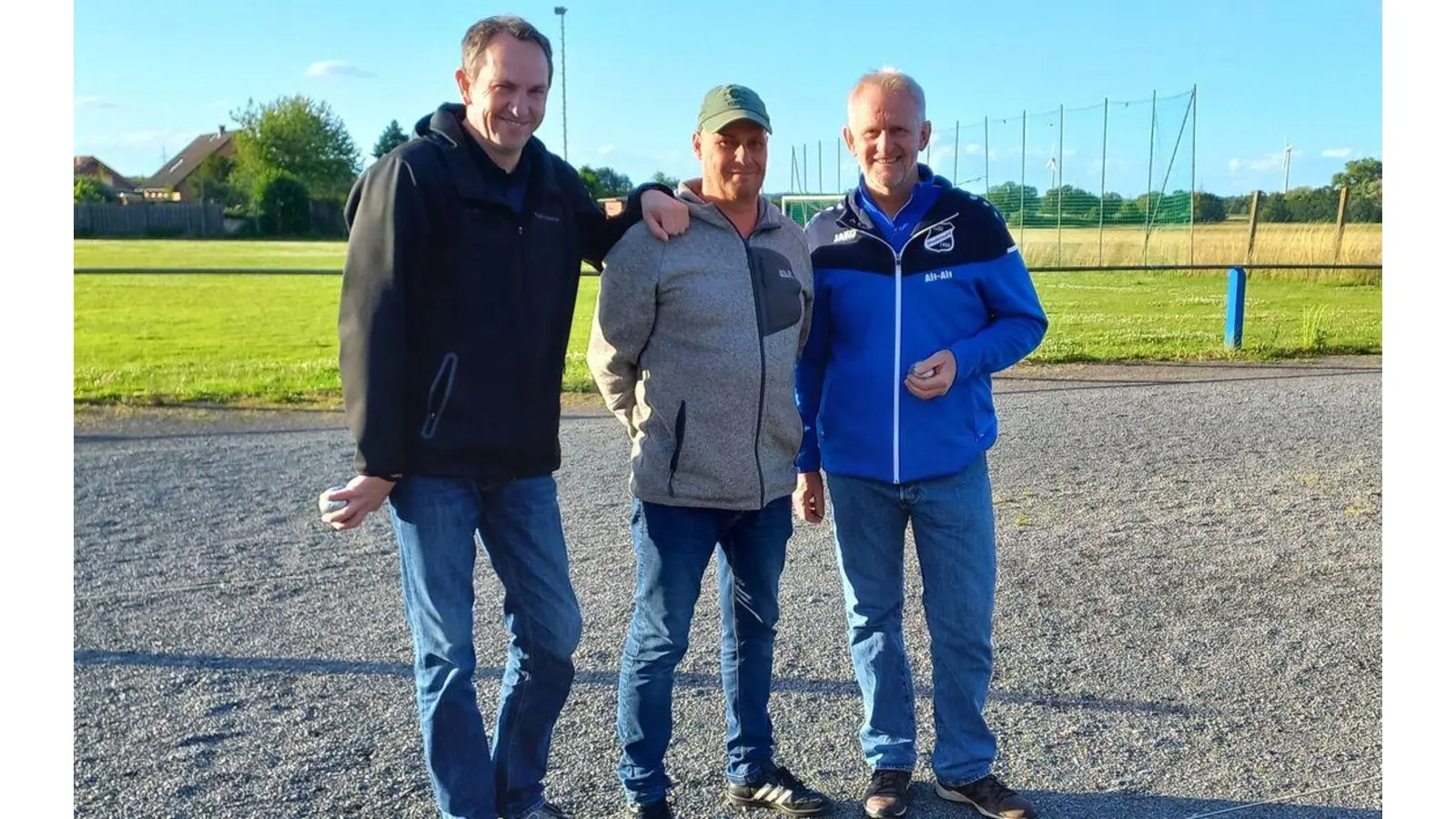 Zum wiederholten Male die Endrunde bei der Wiedensahler Dorfmeisterschaft erreicht und daher einer der Titelfavoriten: TuSG Alte Herren mit Michael Meyer, Thomas Dahmen und Jörg Bulmahn (Olaf Traeder fehlt auf dem Bild). (Foto: privat)