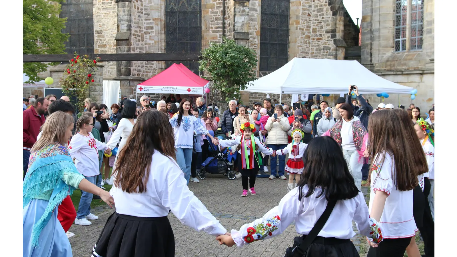 Junge Tänzer führen eine ukrainische Polka vor. (Foto: bb)