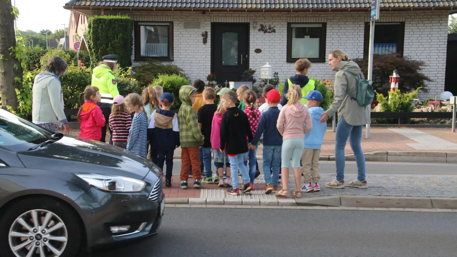 Stephanie Hackmann (2.v.li.) quert mit der 1c der Grundschule Bokeloh die Schaumburger Straße an der Kreuzung Ebelingstraße/Raiffeisenstraße.  (Foto: gi)