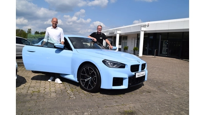 Torsten Richter (li.) und Kai Kording mit einem BMW M2 Coupé in Sonderlackierung. (Foto: ab)