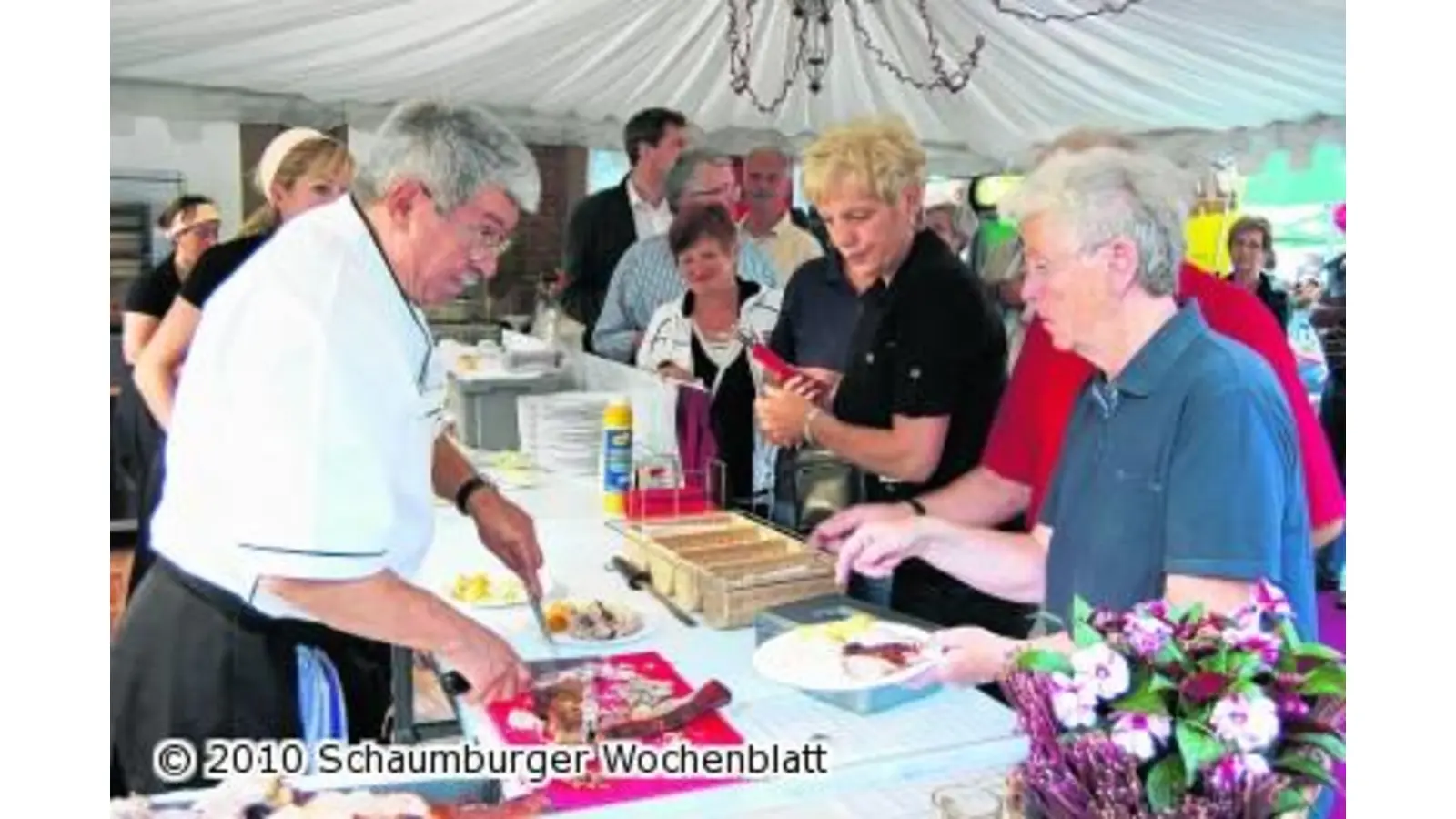 Garnelenspieße und das Spanferkel sind die Renner (Foto: red)