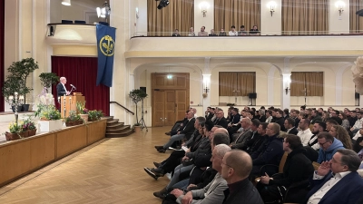 Der Rathaussaal in Bückeburg war bis auf den letzten Platz gefüllt, um die Beendigung der Ausbildung von 57 Prüflingen zu feiern. (Foto: nd)