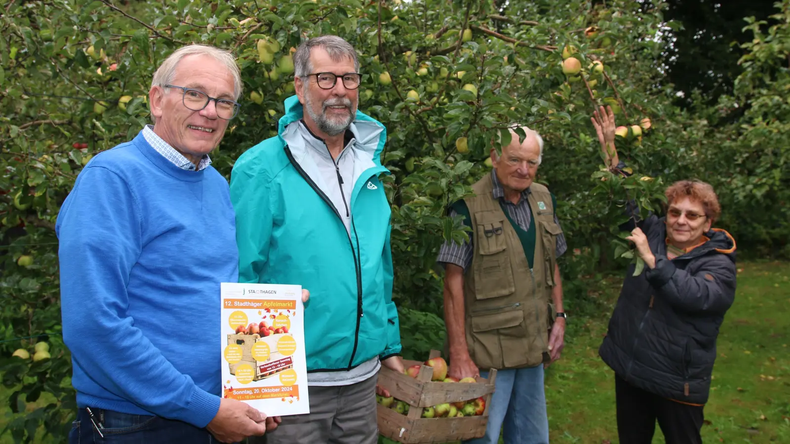 Peter Knipping, Jürgen Damke, Dieter Kellermeier und Elke Helkenberg laden zum Apfelmarkt ein.<br><br> (Foto: bb)