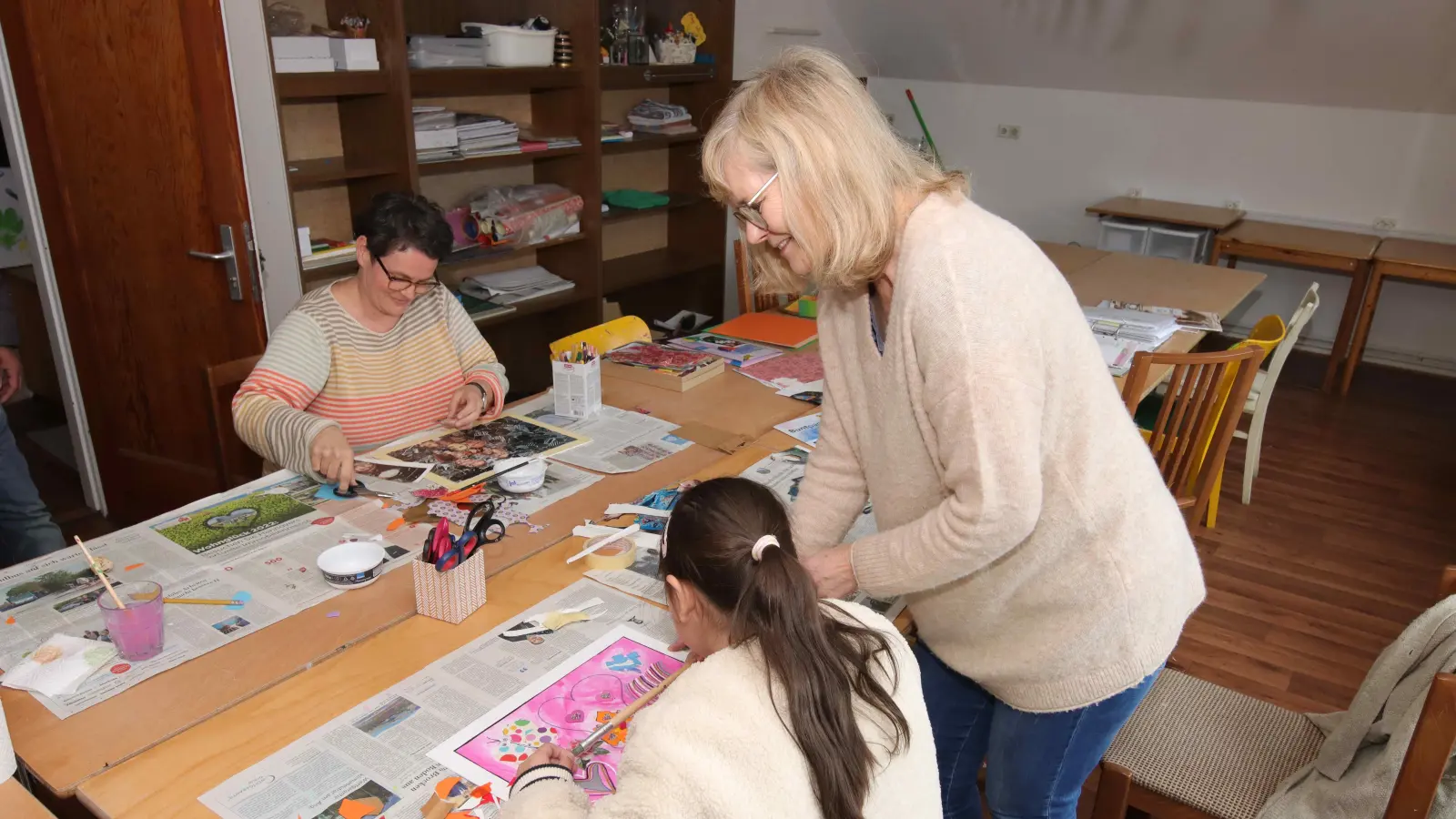 Sind kreativ (v.li.): Jenny Müller, eine Teilnehmerin und Ulrike Coldewey. (Foto: tau)