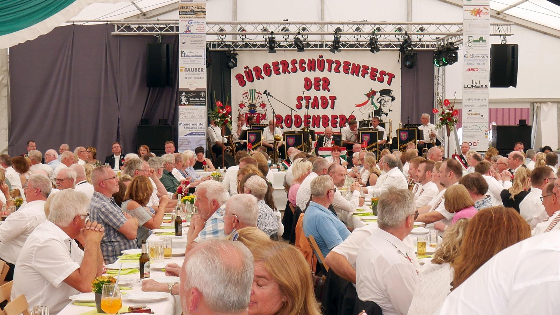 Volles Haus im Festzelt beim traditionellen Schützenfestessen. (Foto: gk)