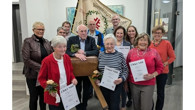 Die „50-jährigen” mit Susanne Bodenstedt, Brigitta Berge, Edith Carius, Christopher Eulzer, Michael Flick, Annegret Hesse und Andrea Schädel. Für 60-jährige Mitgliedschaft wurde Hans-Hermann Fritz geehrt.<br> (Foto: ste)