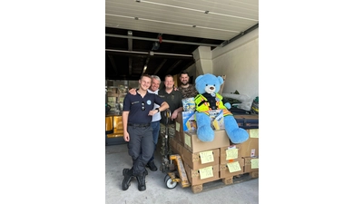 Beim Verladen von Hilfsgütern (v.l.n.r.): Florian Wieczorek (BRS), Dieter F. Kindermann, Julian Kelterborn (beide ICH), Thomas Stumpf (BRS). (Foto: ab)