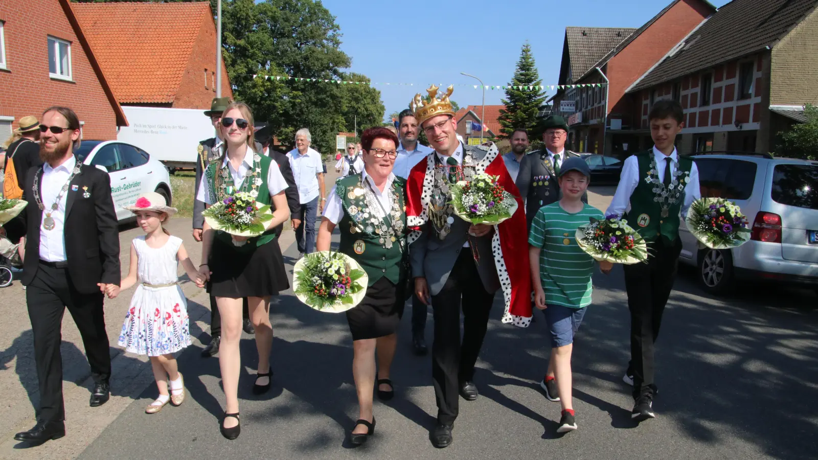 König Martin I mit seinen Majestäten am Anfang des Festumzuges. (Foto: gi)