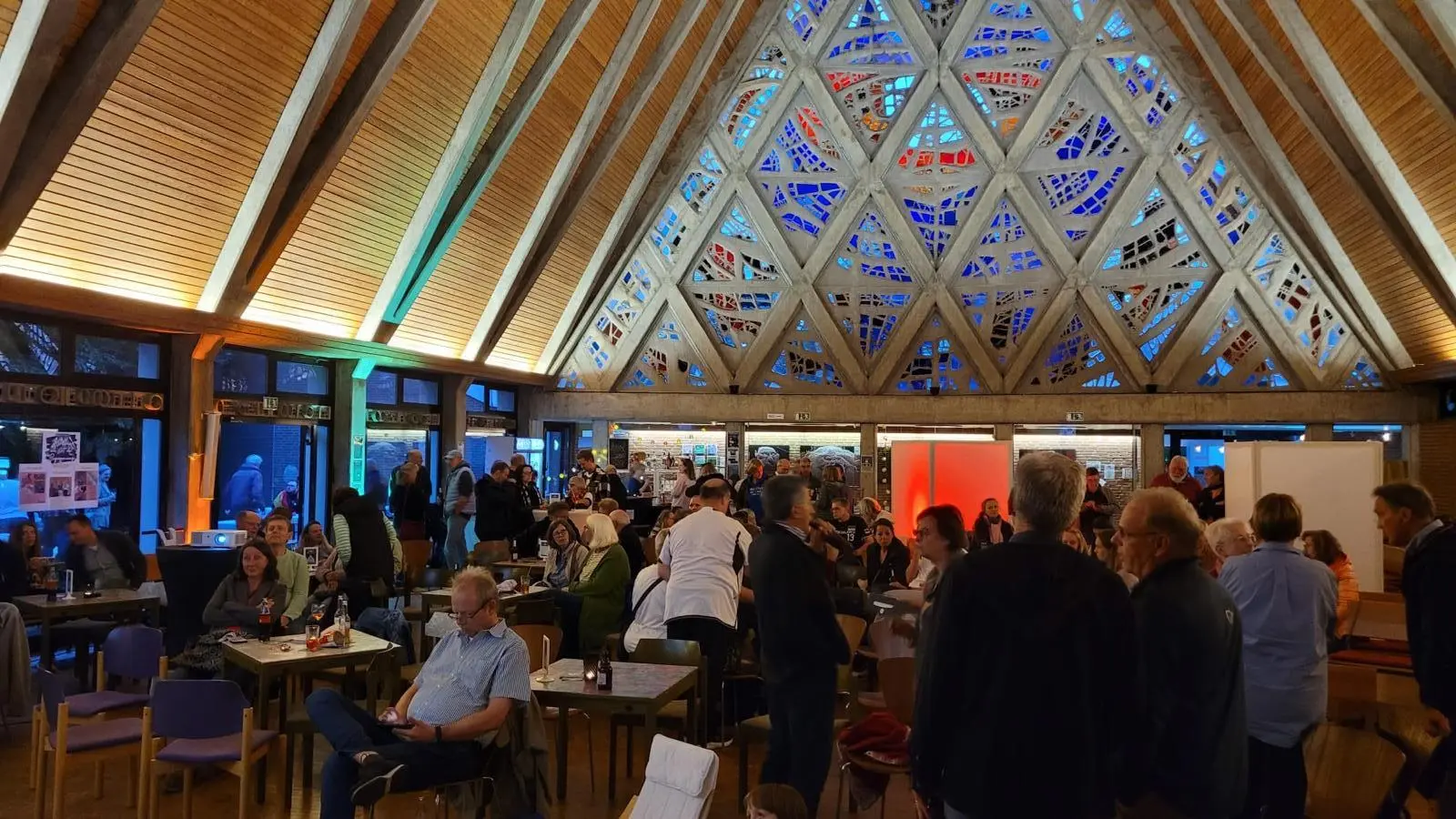 In lockerer Atmosphäre: Viel los in der Zeltkirche. (Foto: privat)