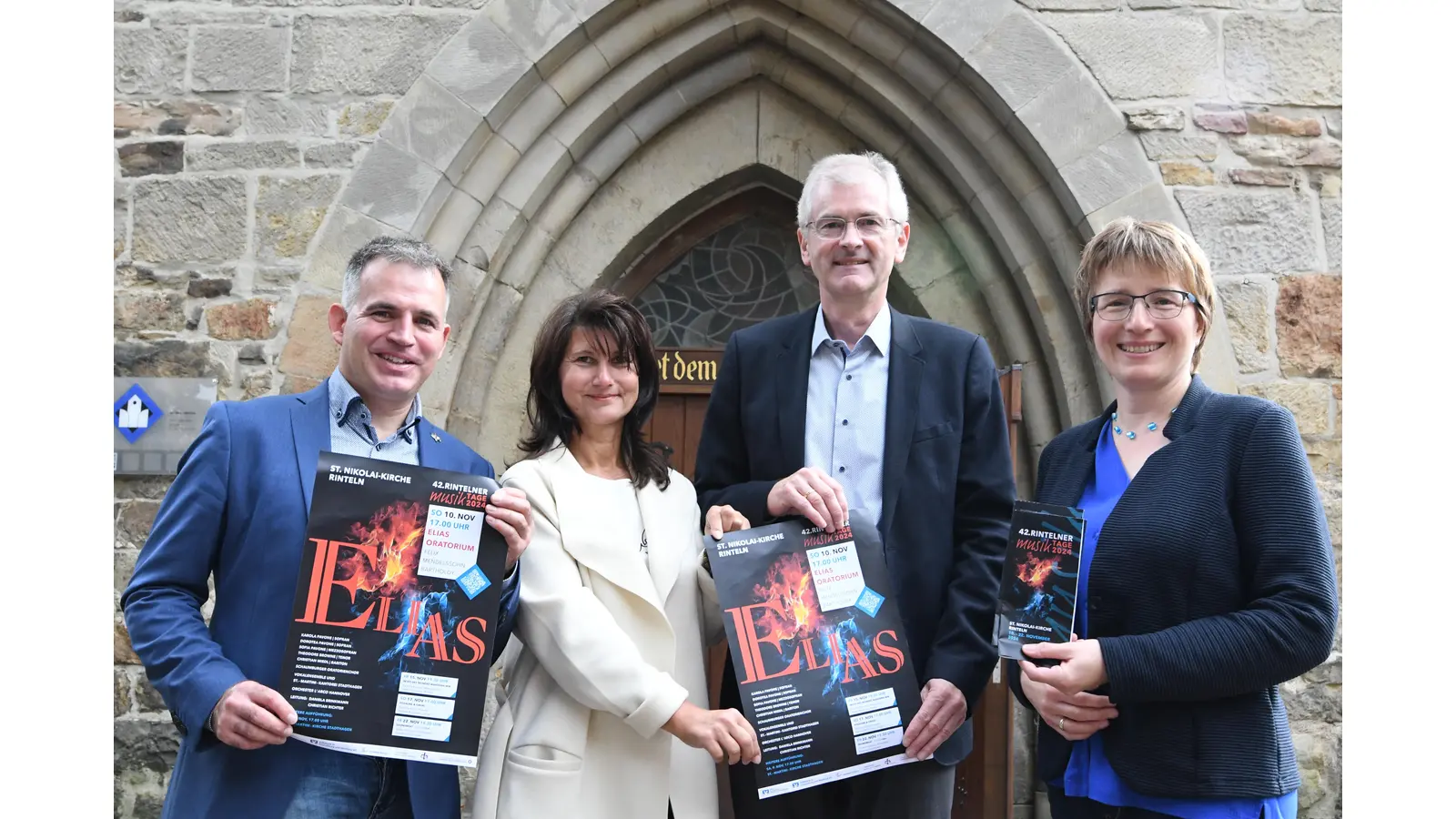 Superintendent Christian Schefe, sowie Silke Schubert und Ansgar Haverkamp von der Volksbankstiftung und Kirchenkreiskantorin Daniela Brinkmann laden zu den 42.Rintelner Musiktagen ein. (Foto: nd)