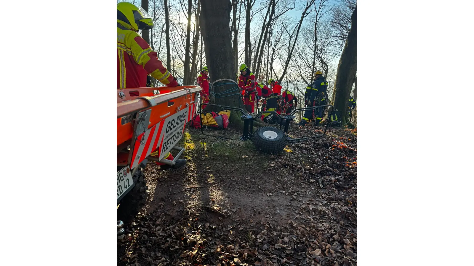 Die Höhenrettung Schaumburger Land und die DRK-Geländerettung bei der schwierigen Rettung an der Paschenburg. (Foto: privat)