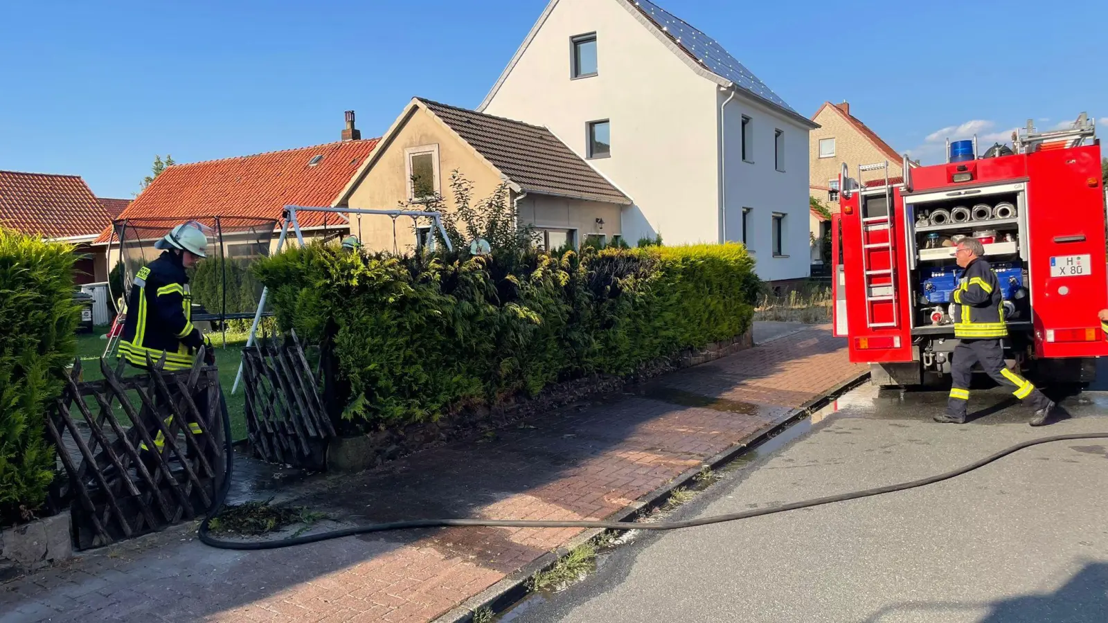 Schnell wurde von der Ortswehr ein Heckenbrand gelöscht.  (Foto: Feuerwehr)