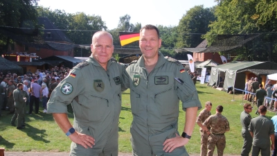 Beim Biwak: Kommodore Oberst Markus Knoll (re.) und sein Stellvertreter Oberst Torsten Fette. (Foto: gi)