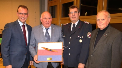 Nach der Verleihung (v.li.): Ortsbürgermeister Martin Ehlerding mit Volker Kentrat, Laudator Gerd Hübner und dem Vorsitzenden des Arbeitskreises 750 Jahre Großenheidorn, Hans Schettlinger. (Foto: gi)