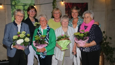 Die Geehrten (v.li.): Christa Dühlmeier, Karin Schweer, Edith Meier, Helga Schweer, Annegret Bothe, Erna Ventur, Elisabeth Brunkhorst. (Foto: gi)