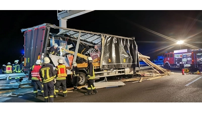 Der vollbeladene Anhänger musste teilweise entladen werden. (Foto: Feuerwehr)