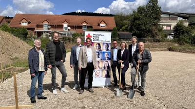 Große Freude bei allen Beteiligten: Mit dem ersten Spaßtenstich für die neue DRK-Wohnanlage startet auch die Vermarktung der 14.000 Quadratmeter Baugrund durch die Volksbank in Schaumburg und Nienburg eG.  (Foto: ste)