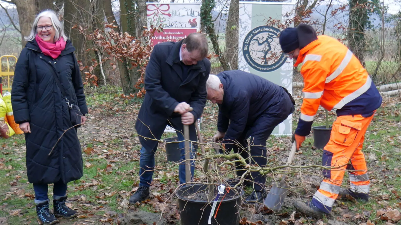 Mit sichtlicher Freude verfolgt Marion Kramer (li.) das setzen des ersten Baumes. (Foto: gk)