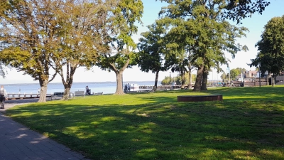 Auch sonnige Herbsttage haben ihren ganz eigenen Reiz in Steinhude und laden zum Verweilen ein. (Foto: wb)