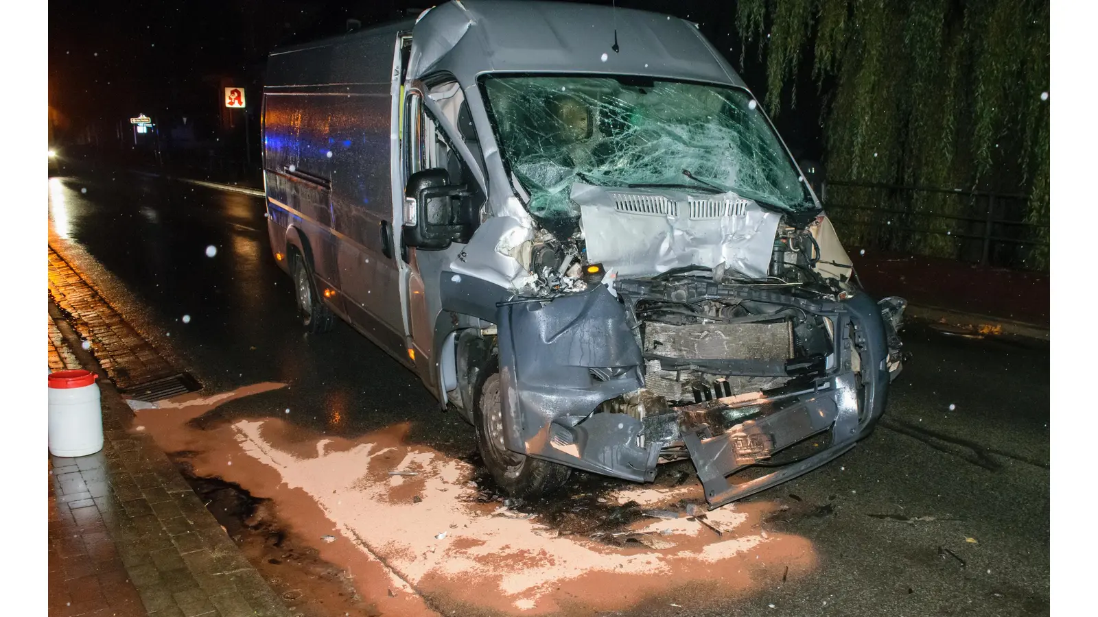 Die Feuerwehr streute Ölbindemittel unter den Kleintransporter. (Foto: privat)