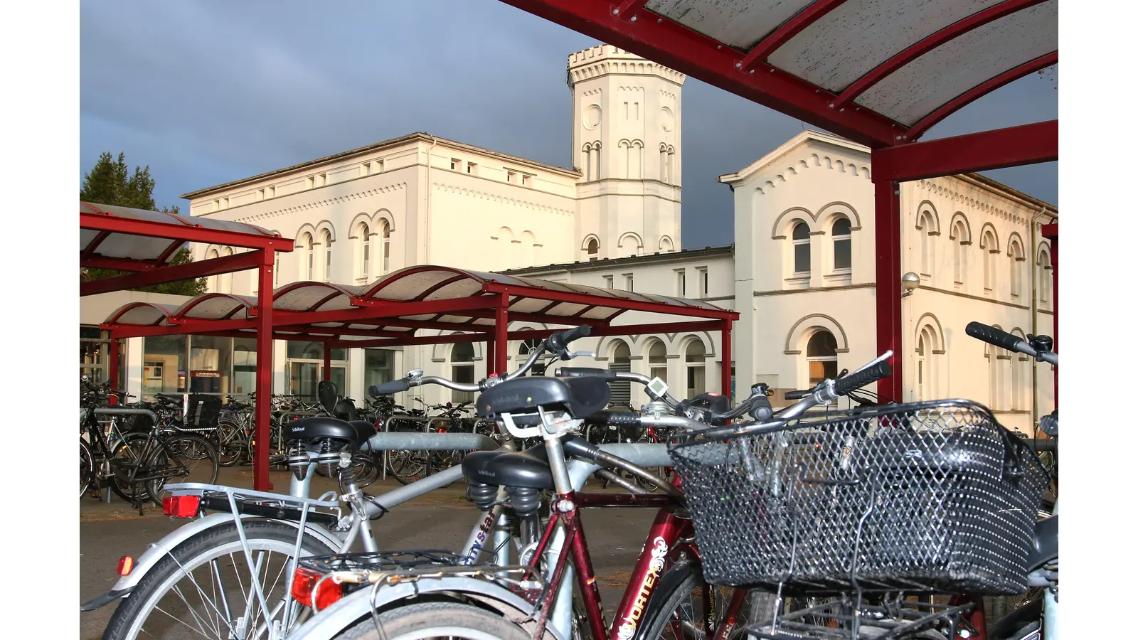 Die Grundidee zur Verbesserung des Abstellsituation am Bahnhof durch eine Art Fahrradparkhaus wird die Stadt weiter verfolgen.  (Foto: Borchers, Bastian)