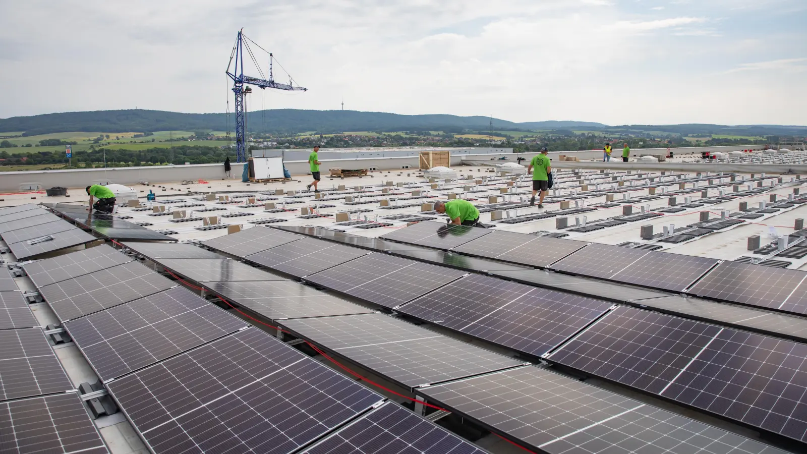 Die Arbeiten zur Erweiterung der Photovoltaik-Anlage laufen. (Foto: Edeka Minden-Hannover/Christian Meier)