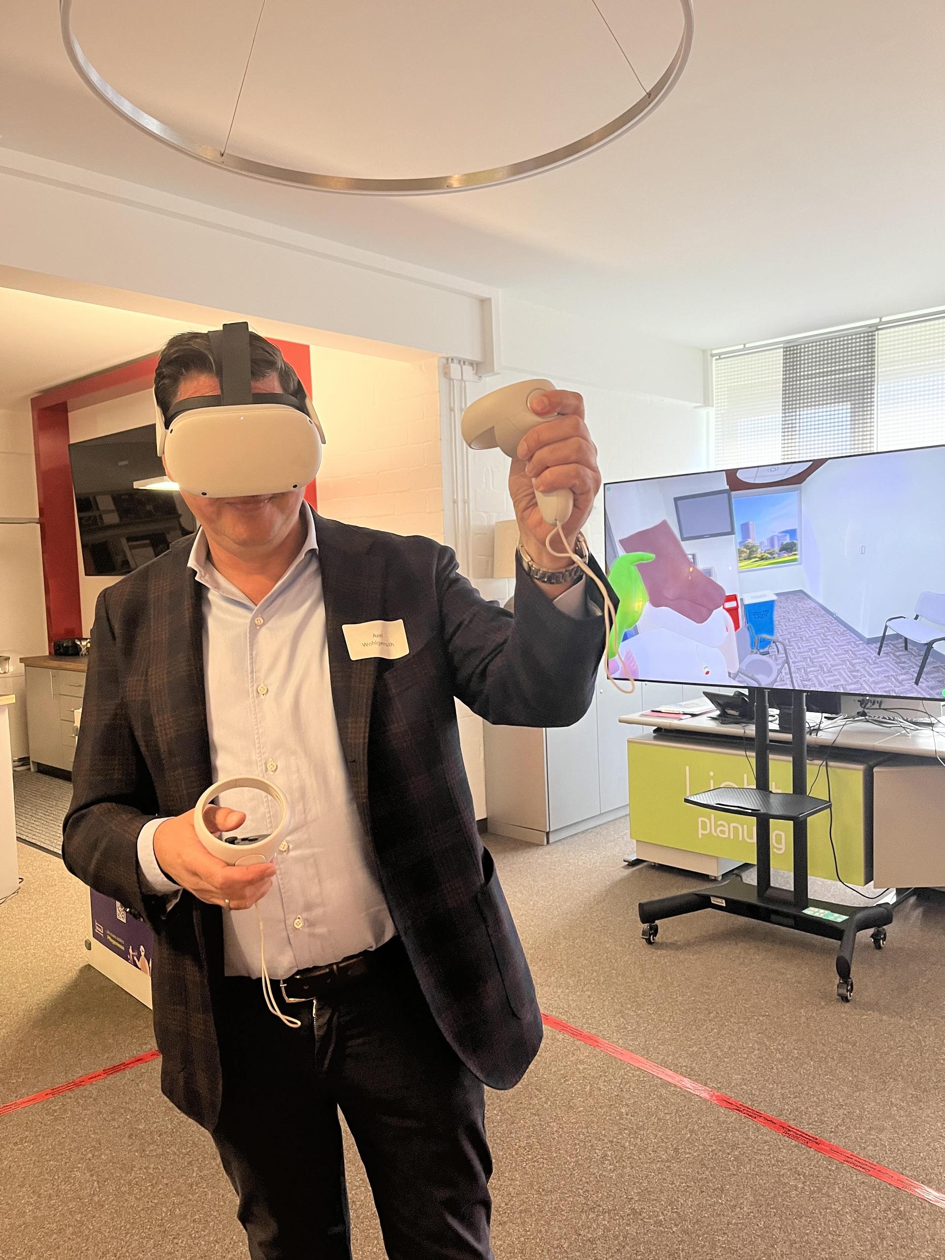 Bürgermeister Axel Wohlgemuth testet die Pflege-Übungen per VR-Brille. (Foto: nd)