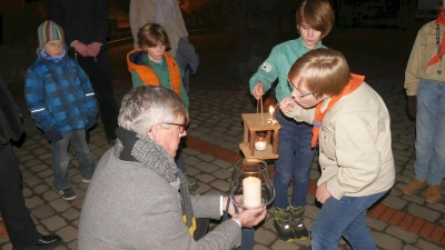 Pfadfinder unterwegs mit dem Friedenslicht ins Rathaus. (Foto: gk)