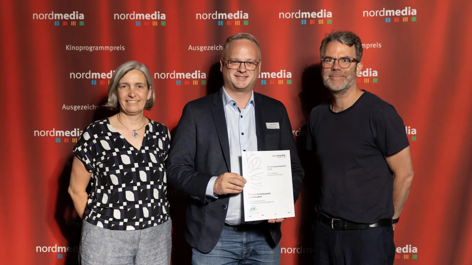 Petra Schleuning, Benjamin Lotz (Mitte) und Robert Thalheim bei der Auszeichnung in Bremen. (Foto: Magdalena Maria Stengel)