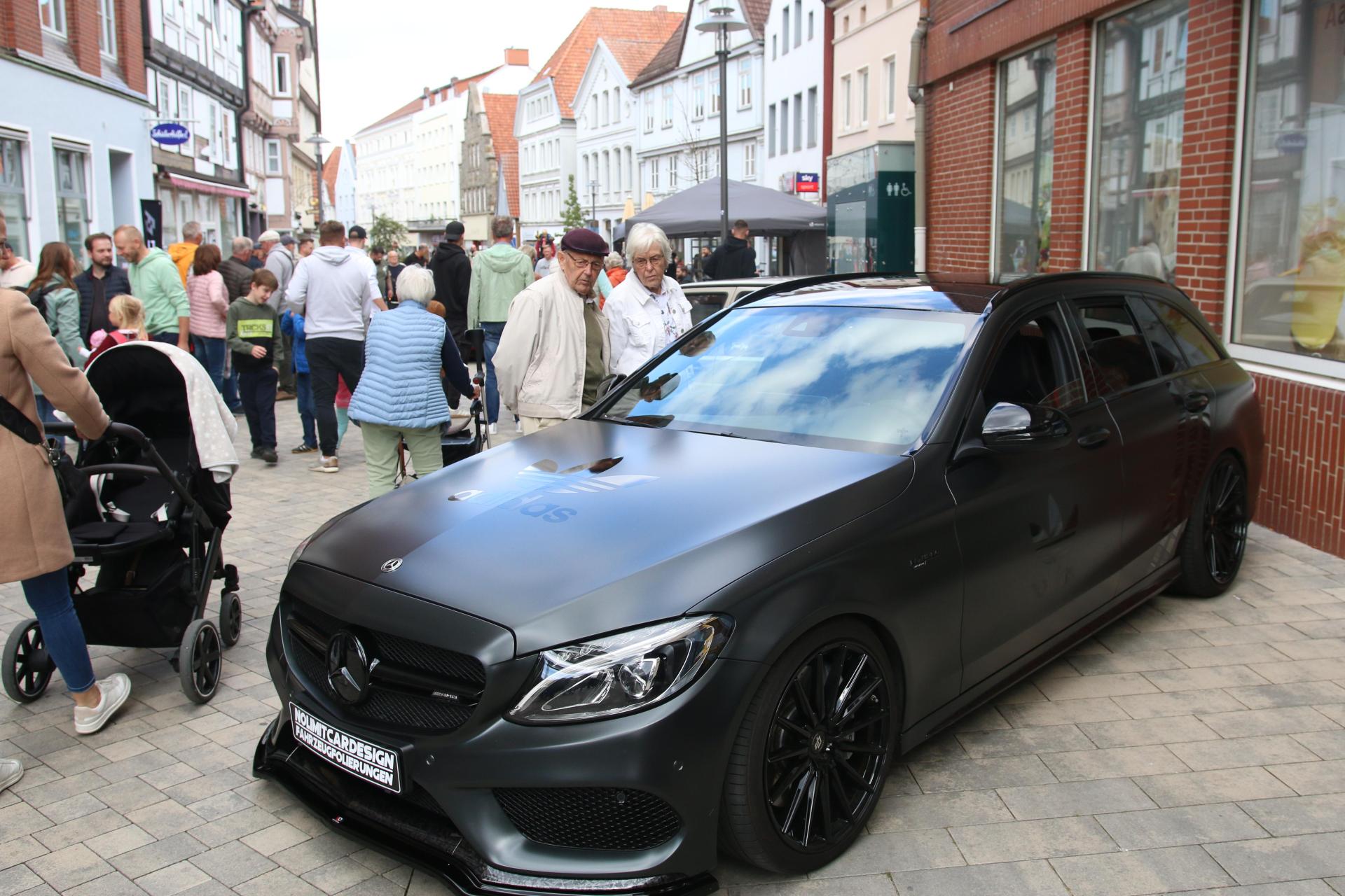 Zahlreiche Besucherinnen und Besucher schauten sich bei der Autoschau um. (Foto: bb)