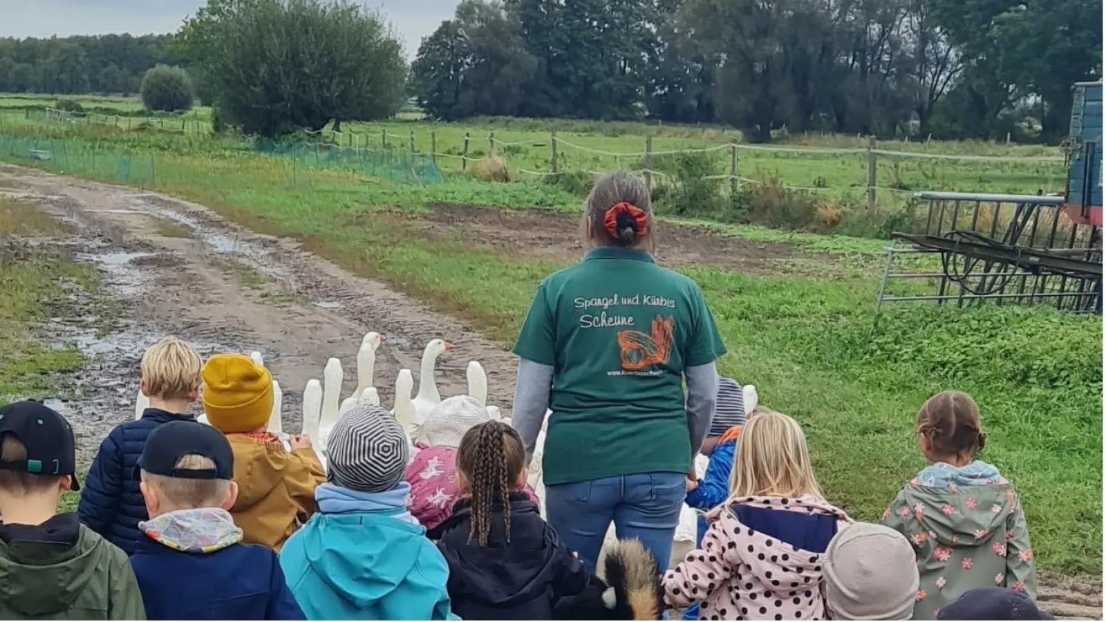 Übers Feld: Die Kinder aus dem Indianerdorf. (Foto: privat)