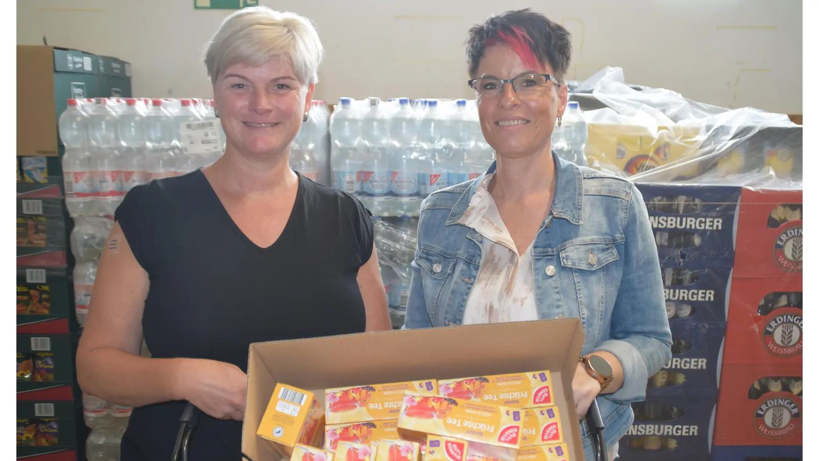 Schieben den vollgepackten Einkaufswagen aus dem Markt in Nienstädt - Daniela Krüger (li.) und Janette Reil, DRK. (Foto: ab)