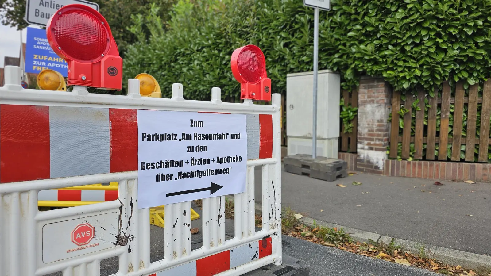 Hinweis an einer neuen Absperrung: Der Parkplatz „Am Hasenpfahl” ist über den Nachtigallenweg zu erreichen.  (Foto: tau)