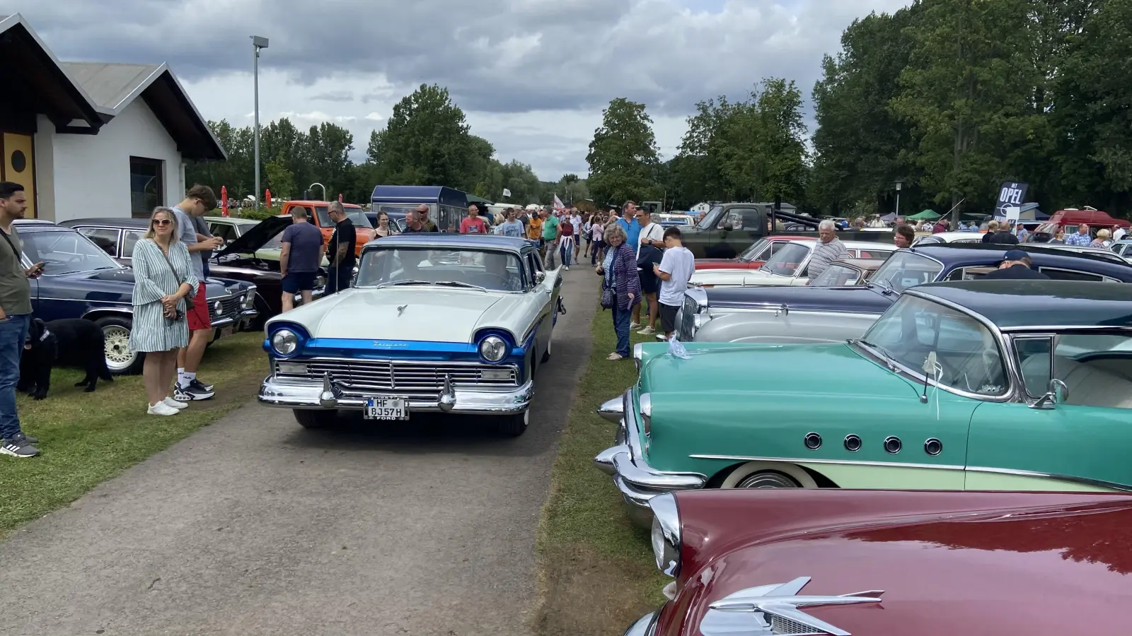 Tolle Fahrzeuge und eine großartige Besucherresonanz beim 13. Oldtimertreffen am Doktorsee. (Foto: ste)