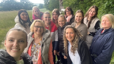 Freuen sich auf den Naturerlebnistag im und am Waldklassenzimmer im Bürgerpark Rodenberg (von links): Fiona Heinze, Josephine Birkner, Saskia Kutscha, Jessica Schulz, Denisa Kirsten, Schirin Laqua, Nadine Bialas, Kerstin Schütte- Matthias, Sabine Rose, Florina Werner, Mezken Ibrahim und Conny Hirt. (Foto: Samtgemeinde Rodenberg)