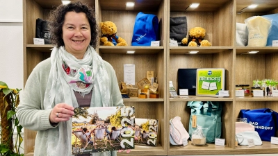 Mirja Engert, Leiterin der Tourist-Information Bad Nenndorf, stellt den Kalender vor. (Foto: KurT)